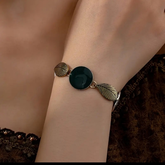 New Vintage Style Boho Leaf Bracelet – Lightweight & Chic - Picture 7 of 10